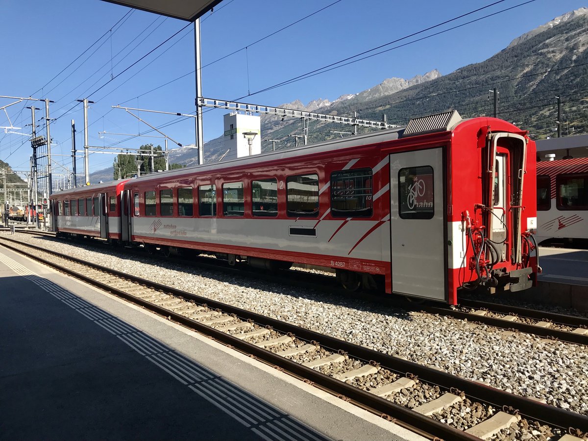 MGB Zusatzmodul mit B 4287 und einem ABt am 16.7.18 im Bahnhof Visp abgestellt.