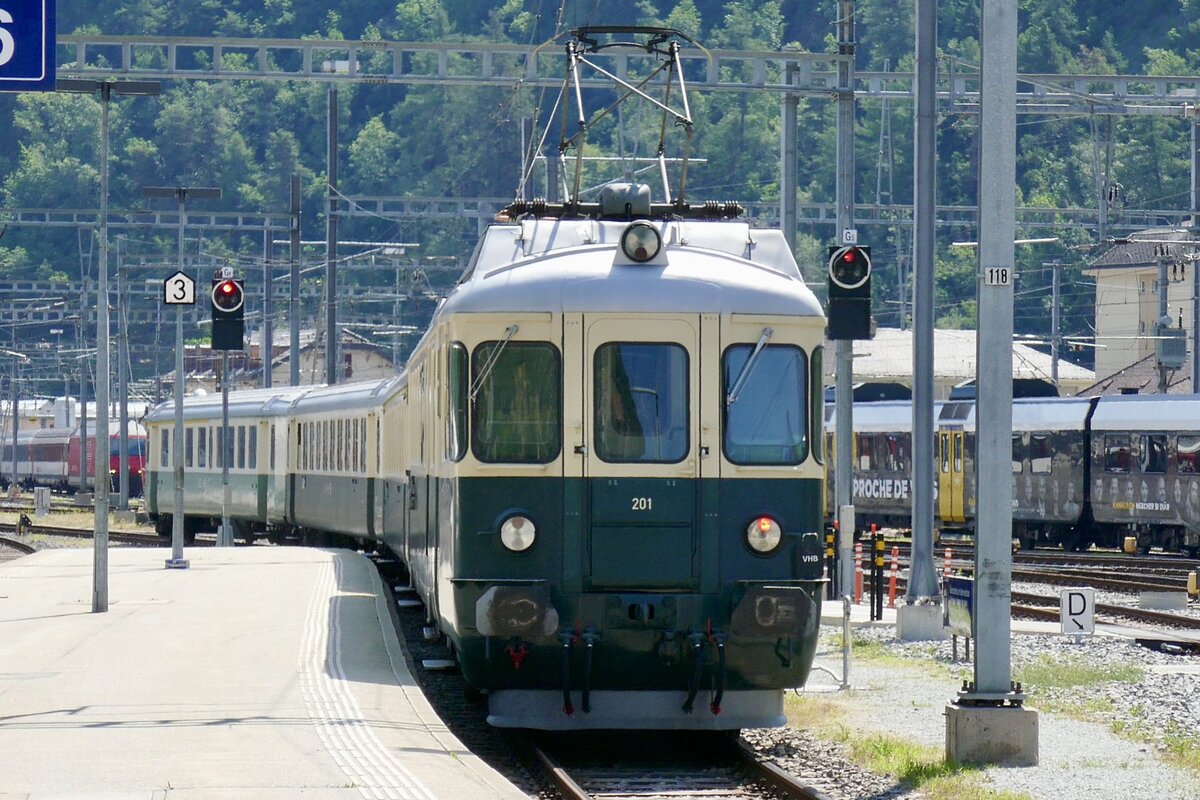 Nachschuss auf den BDe 4/4 201  Burgdorf  am 17.6.23 nach der Abfahrt im Bahnhof Brig.