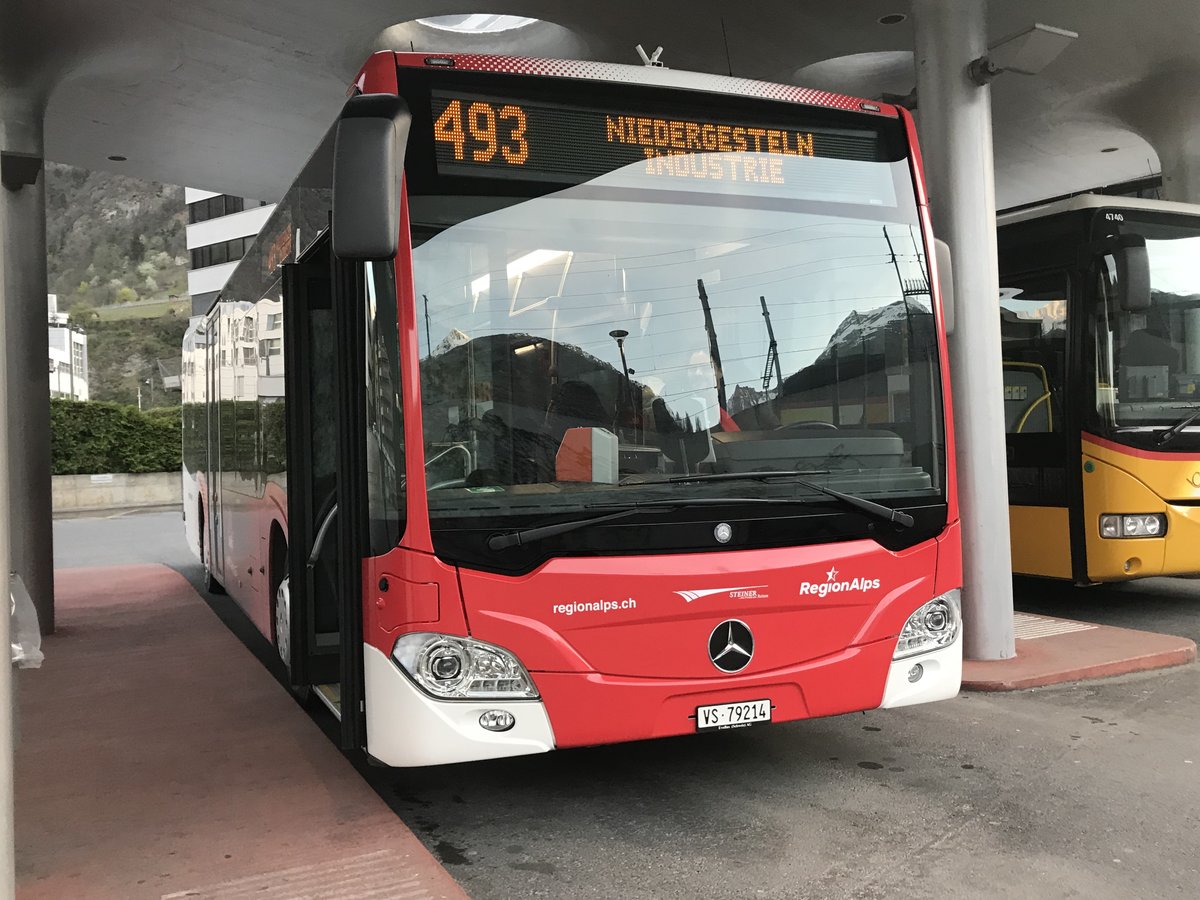 Neuer MB C2 von RegionAlps Bus am 18.4.18 im Bhf Visp.