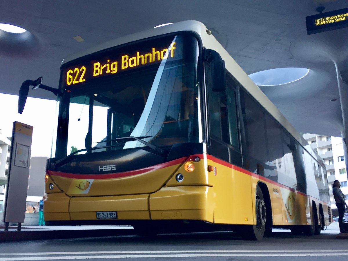 PostAuto HESS LE 3 Achser '4808'  VS 241 983  am 29.9.16 auf dem Bahnhofplatz in Visp.
