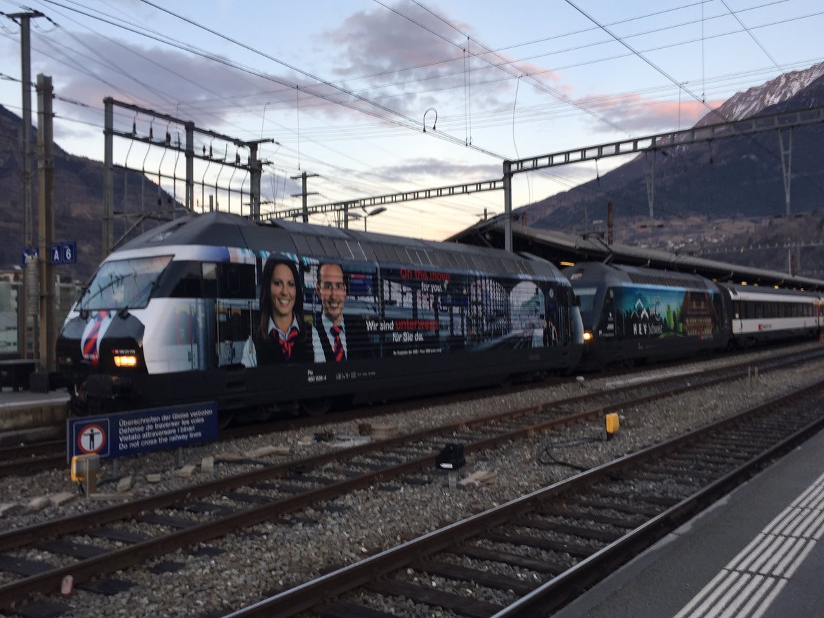 Re 460 028 SBB Zugbegleiter in DoTra mit Re 460 023 Schweizerischer Hauseigentümerverband am24.12.15 im Bhf Brig.