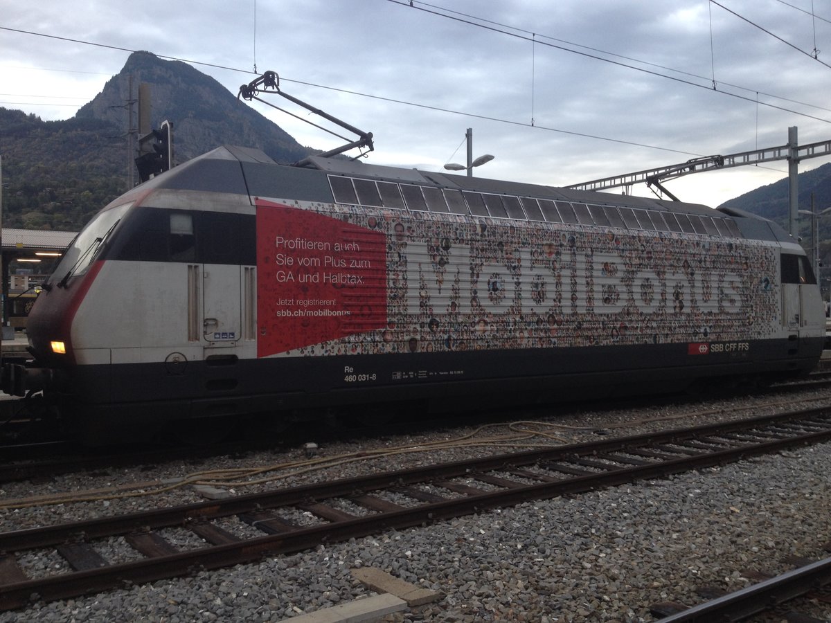 Re 460 031 mit MobilBonus Werbung am 15.10.14 im Bhf Brig.