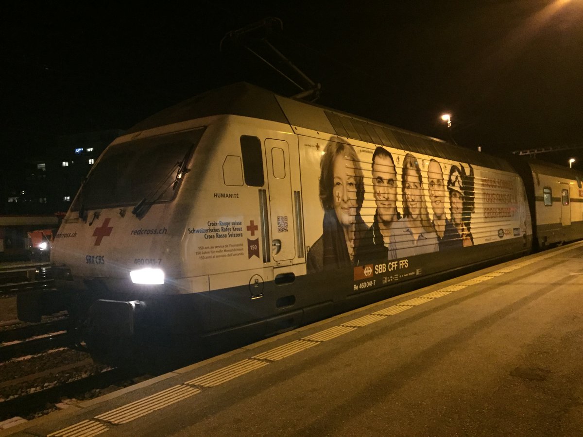 Re 460 041 mit Werbung f�rs Schweizerische Rote Kreuz stand am Abend vom 18.12.19 im Bhf Brig