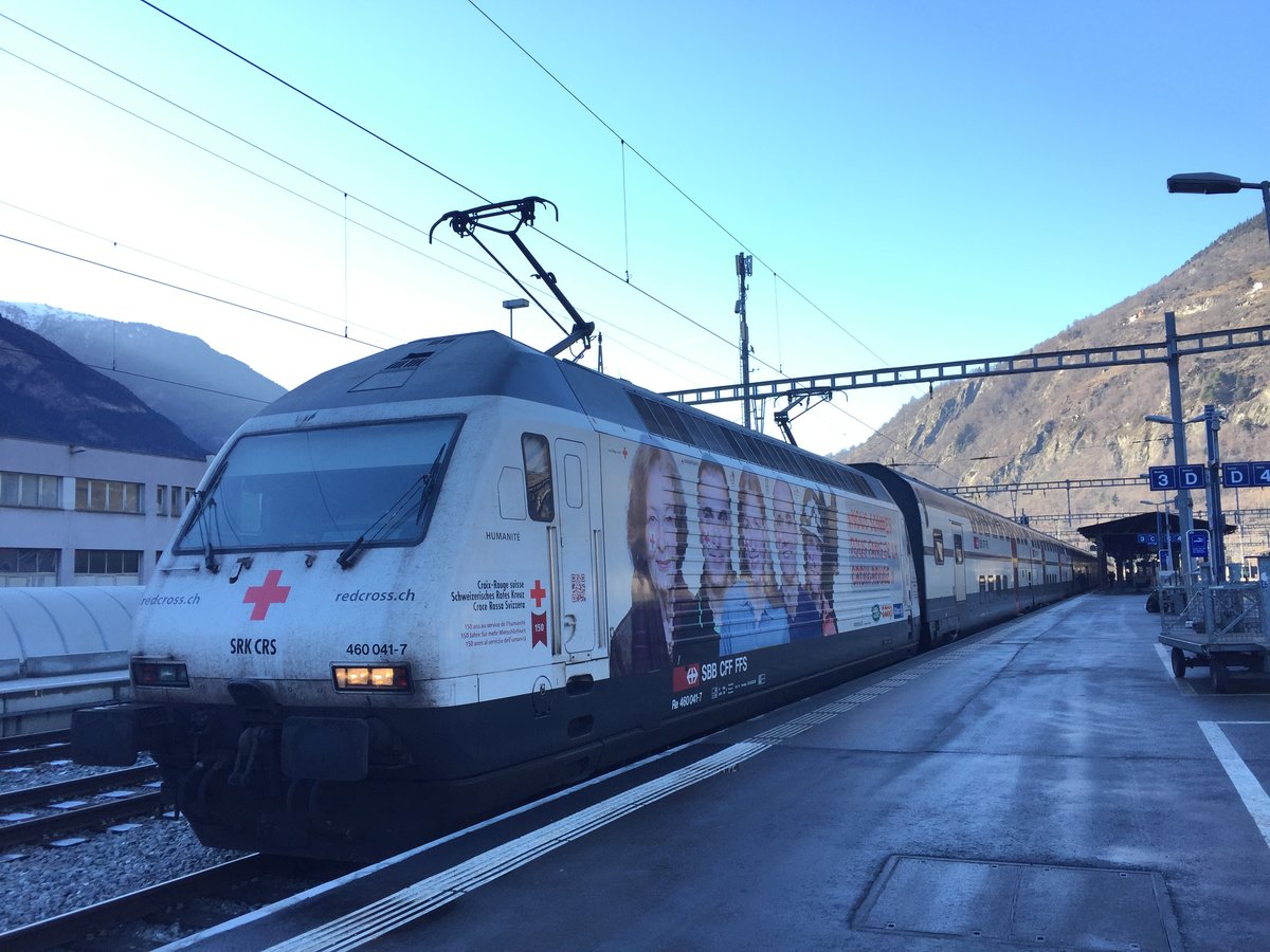 Re 460 041 SRK Werbelok die gleich mit dem IC823 Richtung Romanshorn aufbrechen wird, am 28.12.16 in Brig.