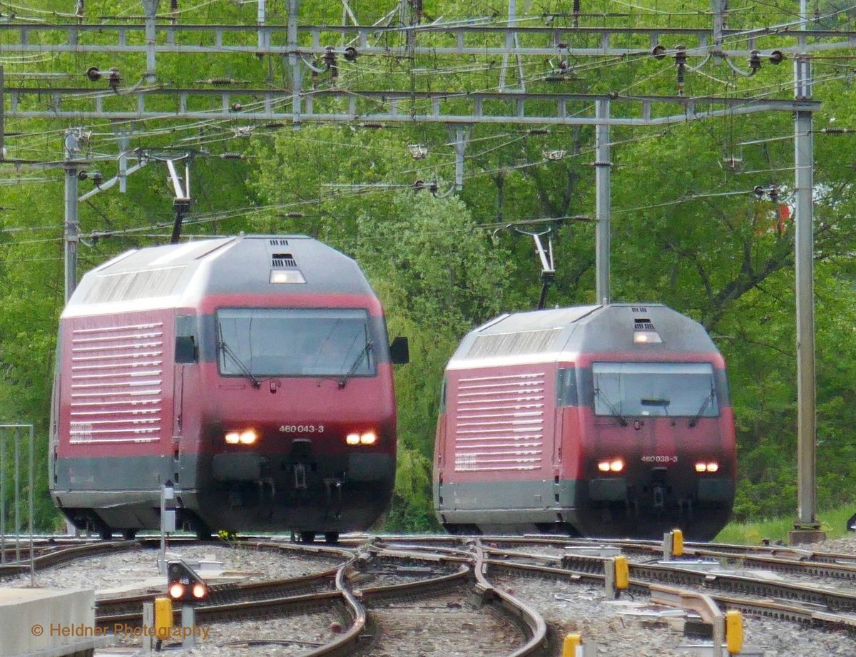 Re 460 043  Dreispitz  und Re 460 038  Hauenstein  am 12.5.16 in Brig am rangieren.