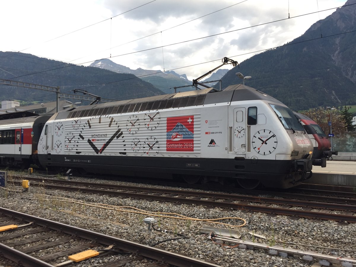 Re 460 044mit der Mondaine Werbung am 28.8.16 im Bhf Brig.
