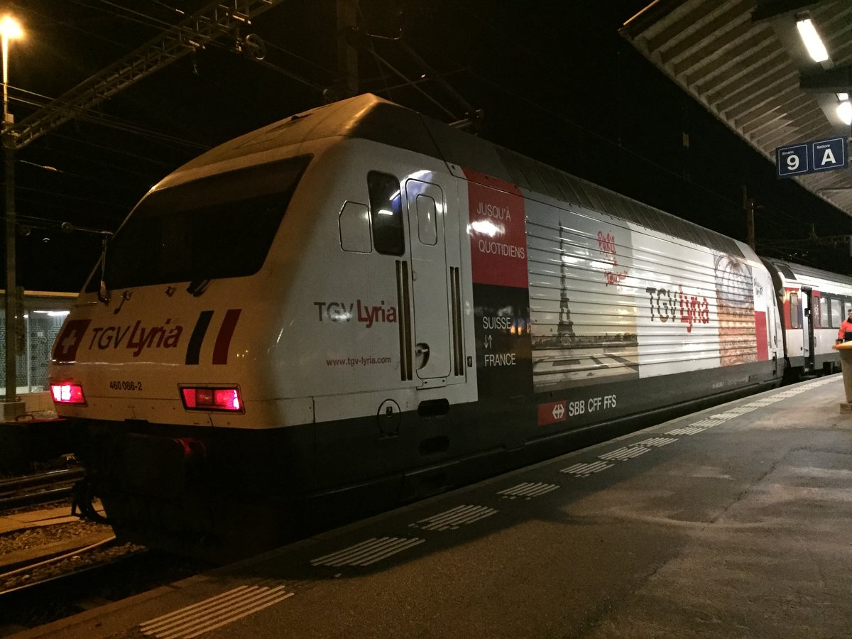 Re 460 086 mit der TGV Lyra Werbung stand am Abend vom 18.12.19 im Bhf Brig