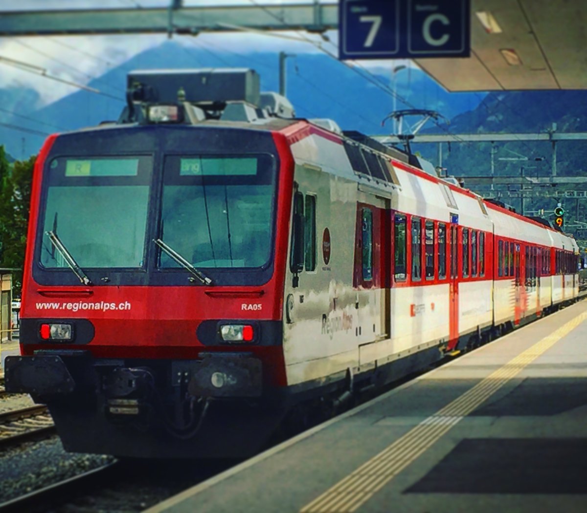 RegionAlps Domino 05 beim verlassen vom Bhf Visp am 5.9.15.