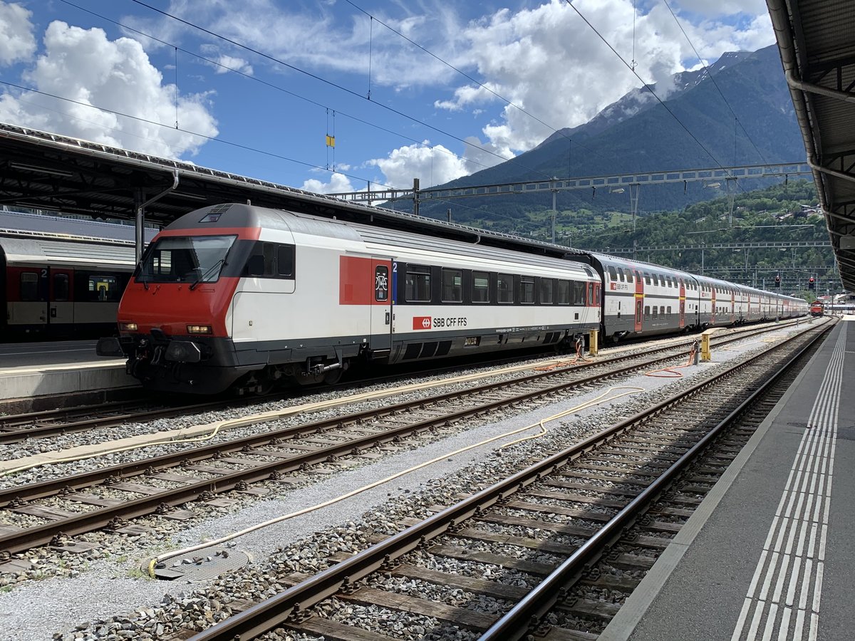 SBB Bt4 vor dem IC 2000 nach Romanshorn am 18.6.20 im Bahnhof Brig.