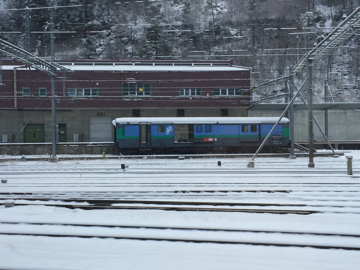 SBB Papagei Gepäckwagen am 15.1.17 hinter dem Bhf Brig abgestellt.