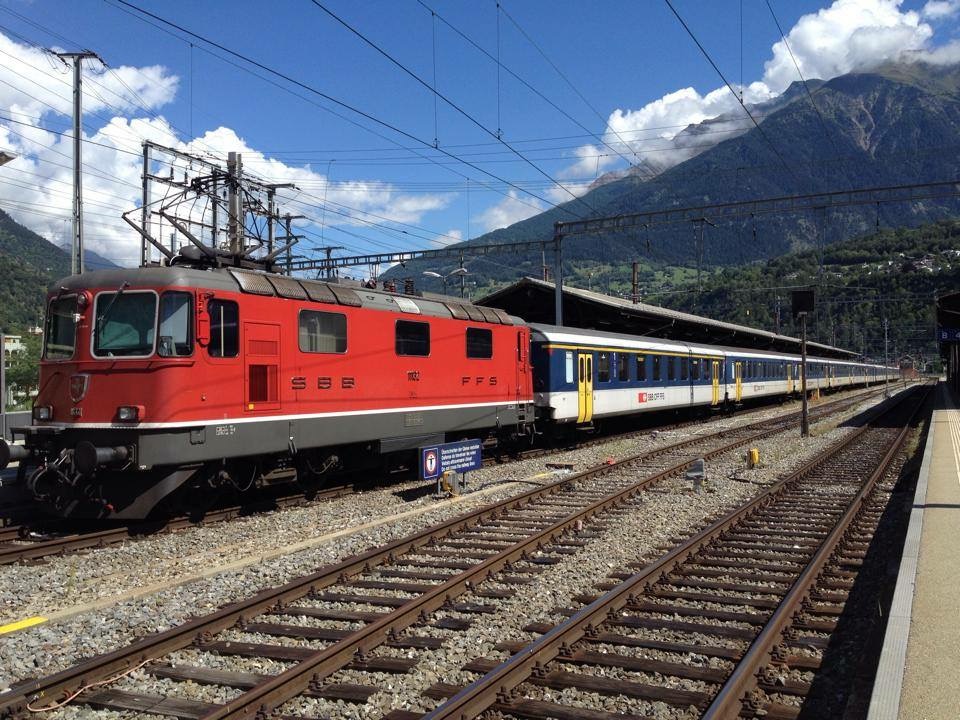 SBB Re 4/4 mit EW I am 14.1.19 im Bahnhof Brig.