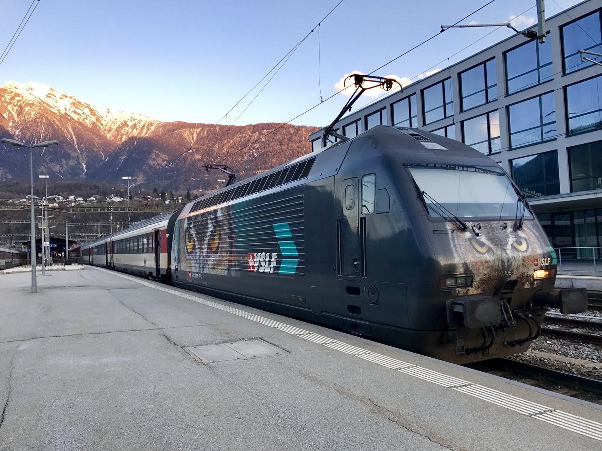 SBB Re 460 105 mit VSLF Werbung am 17.3.17 im Bahnhof Brig.
