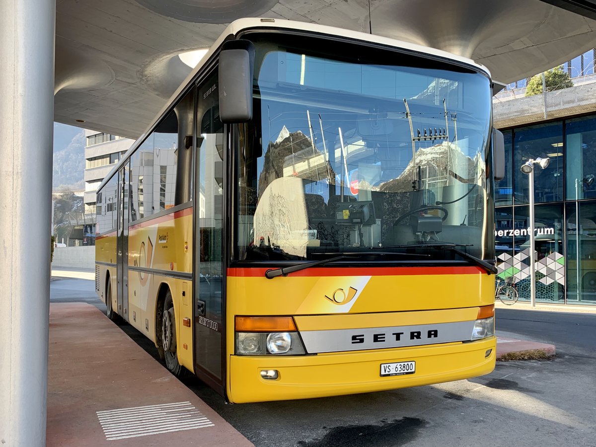 Setfa 313 UL vom PU Autotour GmbH am 16.1.20 auf dem Bahnhofplatz Visp.