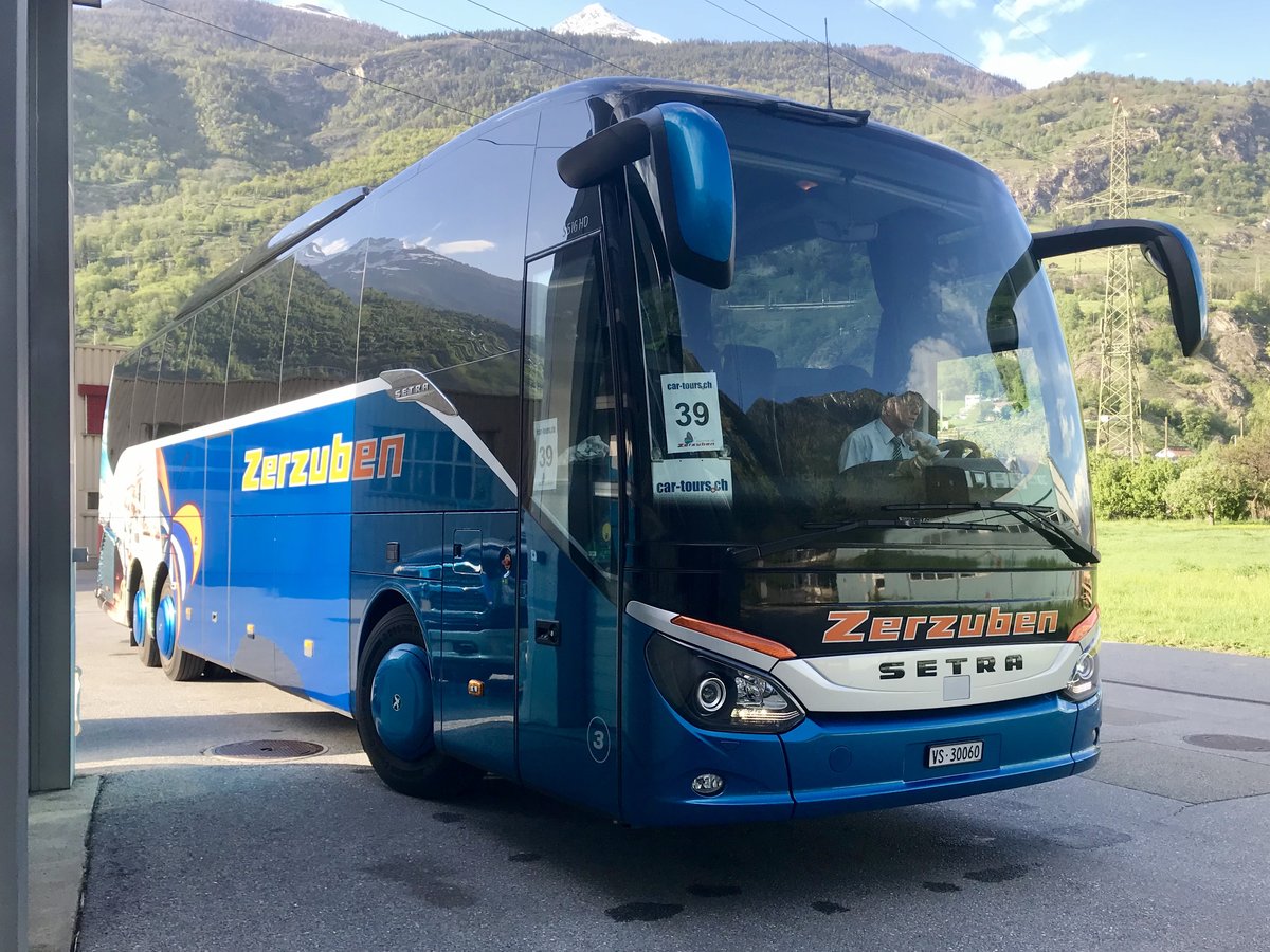 Setra 516 HD 3 von Zerzuben am 4.5.18 vor der Garage in Eyholz.