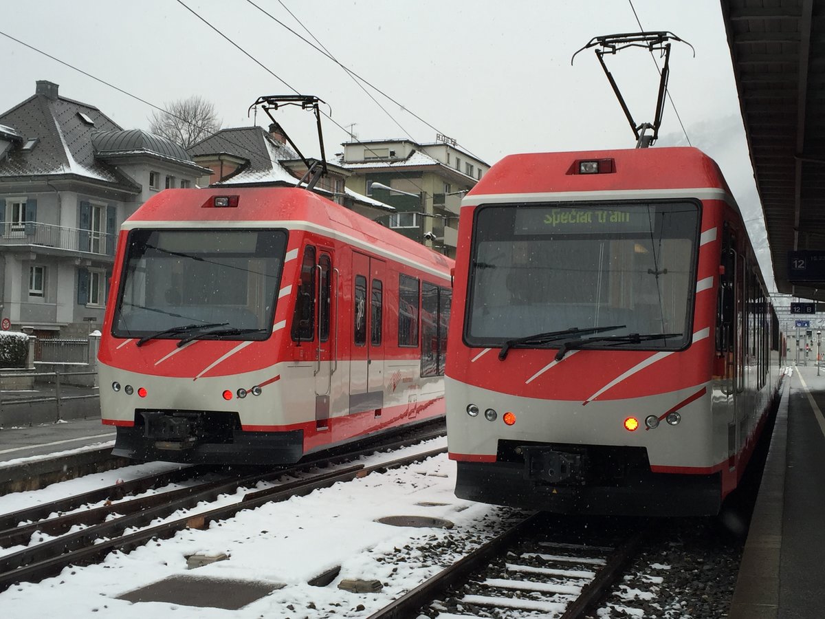 Zwei MGB Kometen am 20.2.16 auf dem Bahnhofplatz Brig.