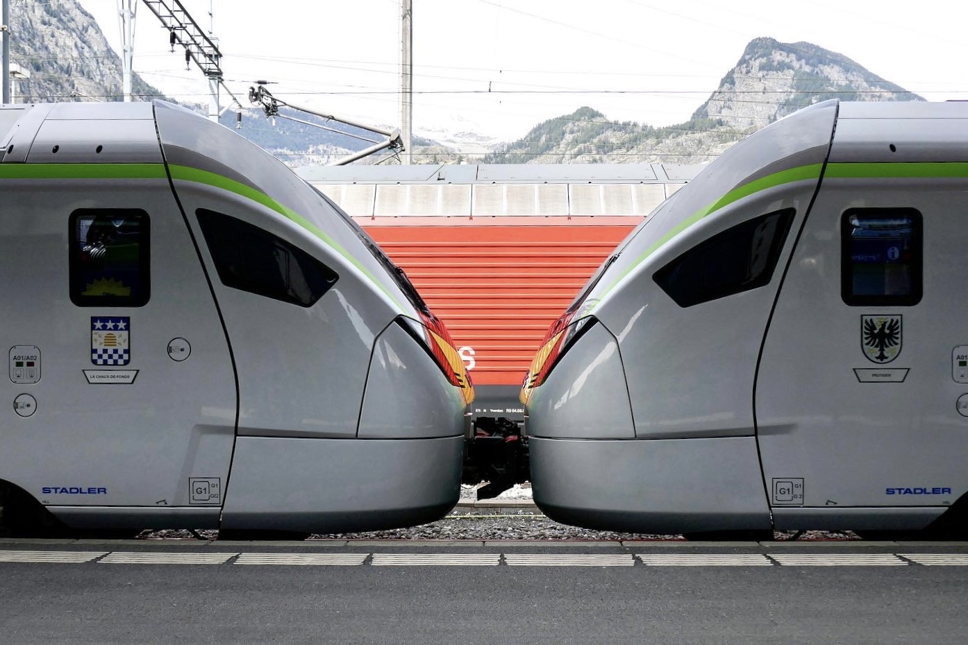 Die beiden damals noch einzigen getauften MIKA RABe 528 111  La Chaux-de-Fonds  und 114  Frutigen  am 10.4.23 im Bahnhof Brig.