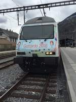 Front der Re 460 099 Mobiliar / Gottardo 16 Werbung am 9.4.16 in Brig.