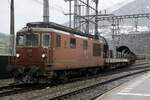 Die Re 4/4 170  Brig-Glis  der BLS mit einem leeren Autozug am 12.12.23 beim verlassen des Bahnhof Brig.