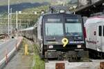 Der Domino RA14 RBDe 560 414 mit der Vollwerbung für Kanal 9 am 8.8.23 beim Bahnhof Brig abgestellt.