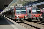 RegionAlps Domino RA02 als Extrazug nach Gampel-Steg und der RA07 als Regio nach Monthey am 17.8.23 im Bahnhof Visp.