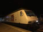 Re 460 098 mit der Gottardo 2016 Werbung stand am Abend vom 18.12.19 im Bhf Brig