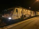 Re 460 041 mit Werbung f�rs Schweizerische Rote Kreuz stand am Abend vom 18.12.19 im Bhf Brig