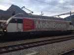 Re 460 031 mit MobilBonus Werbung am 15.10.14 im Bhf Brig.