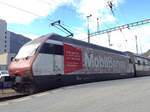 Re 460 031 mit der MobilBonus Werbung am 15.10.14 im Bhf Brig.