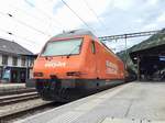 Re 460 063 mit EasyJet Werbung am 24.8.15 im Bhf Brig.
