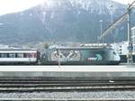 Re 460 105 mit VSLF Werbung am 9.9.15 in Brig.