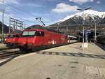 Re 460 067  Hohle Gasse  und Re 460 025  Striegel  am 25.3.18 im Bahnhof Brig.