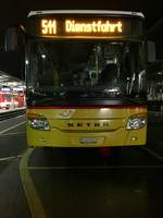 PostAuto Setra 415 UL '5621'  VS 403 661  am 11.11.16 auf dem Bahnhofplatz Brig.
