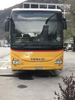 Front eines Iveco Crossway von PostAuto am 10.4.18 auf dem Bahnhofplatz Brig.