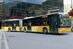 Der MB Citaro Facelift G '5498'  VD 232 431  der PostAuto Regie Gland als Shuttle Bus ans Open Air Gampel am 17.8.23 bei der Abfahrt auf dem Bahnhofplatz Visp.