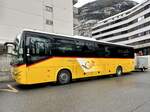 Der Iveco Crossway Pro 12M '11812'  VS 704  der PostAuto Regie Brig am 9.12.23 auf dem Bahnhofplatz Visp.