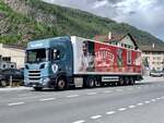 Der Scania Tourtruck von Trauffer am 13.5.23 auf der Kantonsstrasse in Raron.