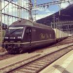 Re 465 018  Flash Fire  im Dienste der RailCare beim verlassen von Brig, am 9.5.14.