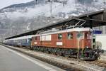 Die Ae 6/8 der BLS Historic steht am 9.12.23 im Bahnhof Brig.