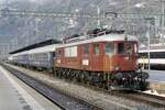 Die Ae 6/8 der BLS Historic verlässt am 9.12.23 den Bahnhof Brig in Richtung Domodossola.